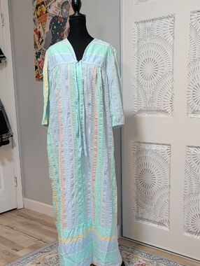 Vintage 80's Zip Front Robe Woth Pockets In Pastel Stripes
